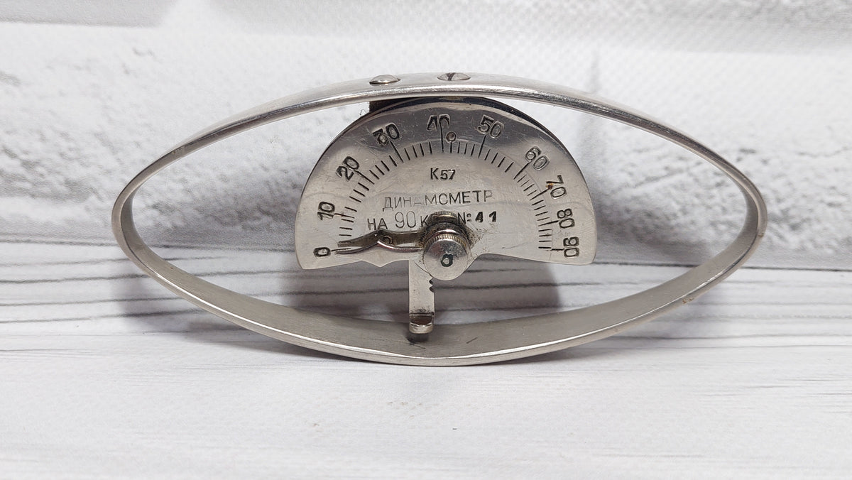 Rare Soviet manual dynamometer in good condition. It measures hand grip strength up to 90 kg The result is reset by turning the screw at the back.