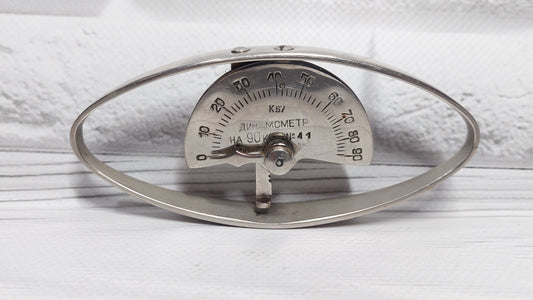 Rare Soviet manual dynamometer in good condition. It measures hand grip strength up to 90 kg The result is reset by turning the screw at the back.