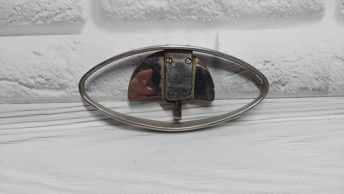 Rare Soviet manual dynamometer in good condition. It measures hand grip strength up to 90 kg The result is reset by turning the screw at the back.