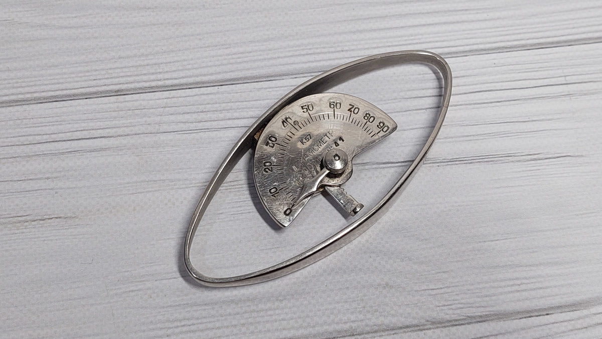 Rare Soviet manual dynamometer in good condition. It measures hand grip strength up to 90 kg The result is reset by turning the screw at the back.