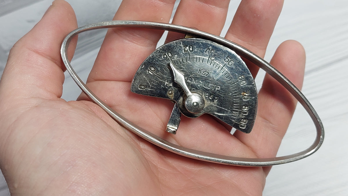 Rare Soviet manual dynamometer in good condition. It measures hand grip strength up to 90 kg The result is reset by turning the screw at the back.