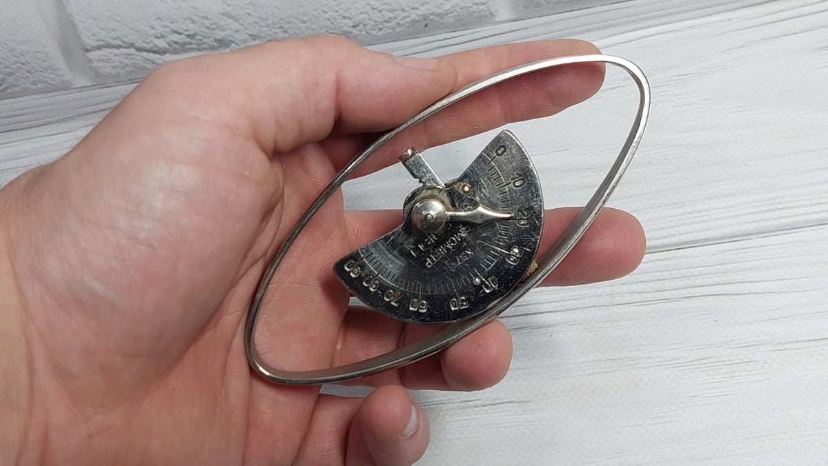 Rare Soviet manual dynamometer in good condition. It measures hand grip strength up to 90 kg The result is reset by turning the screw at the back.