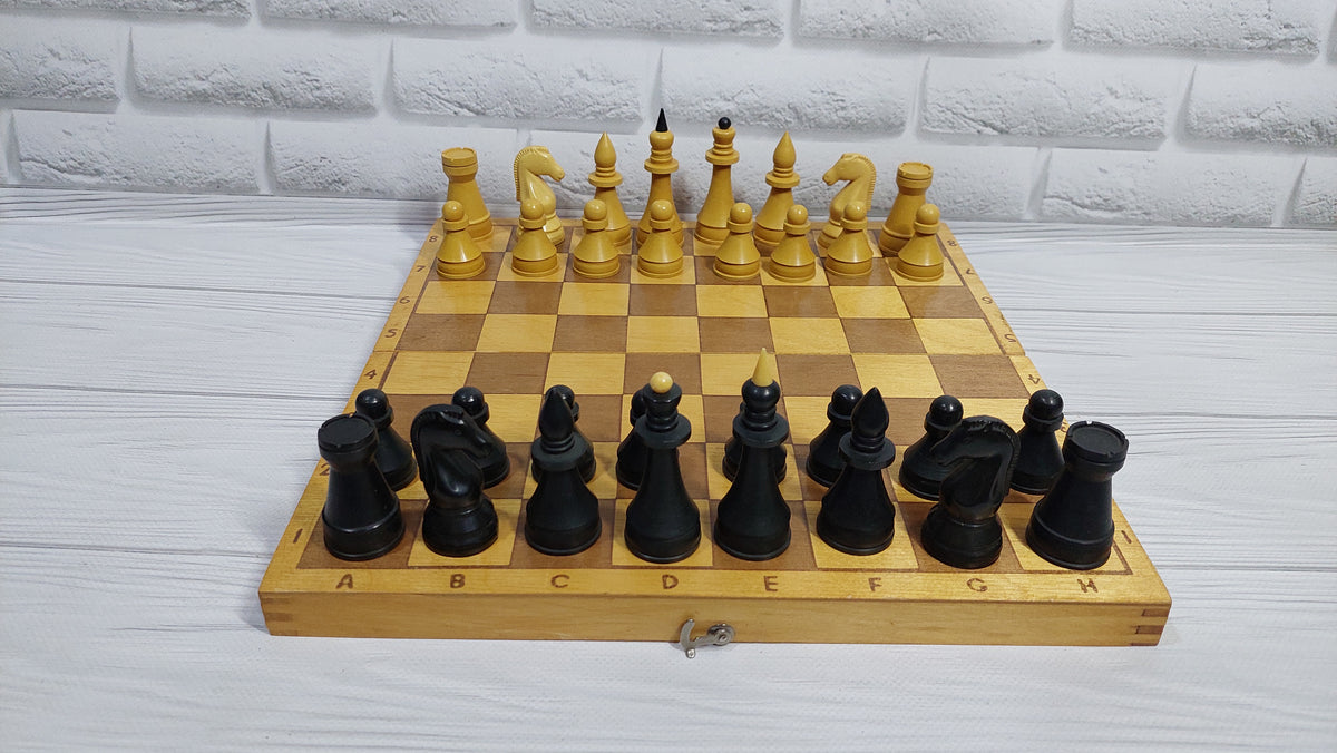 Chess set made of durable plastic, in very good condition, 1980s. A great gift for men, chess lovers and collectors!