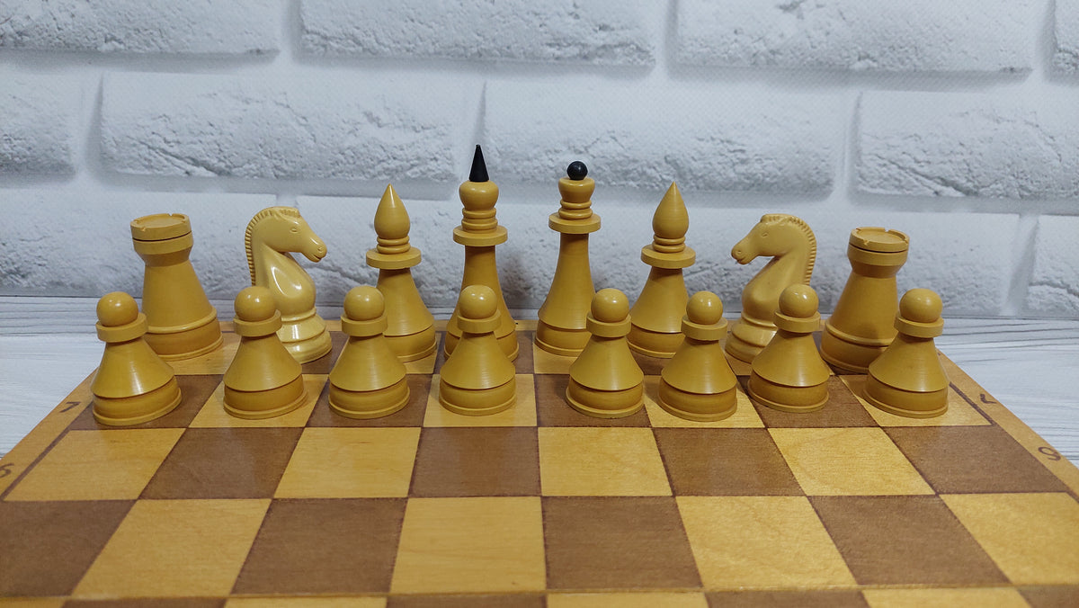 Chess set made of durable plastic, in very good condition, 1980s. A great gift for men, chess lovers and collectors!