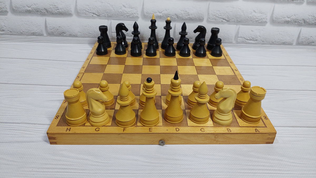 Chess set made of durable plastic, in very good condition, 1980s. A great gift for men, chess lovers and collectors!