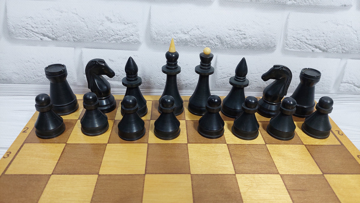 Chess set made of durable plastic, in very good condition, 1980s. A great gift for men, chess lovers and collectors!