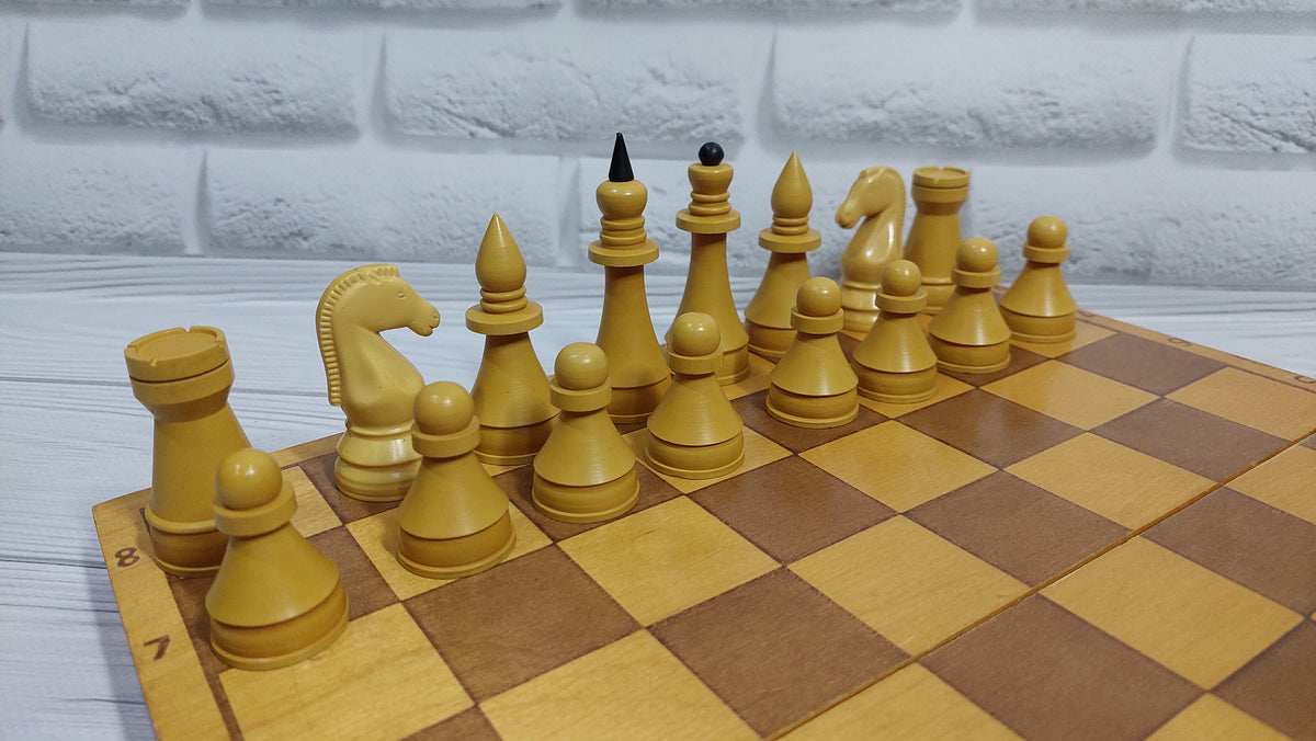 Chess set made of durable plastic, in very good condition, 1980s. A great gift for men, chess lovers and collectors!
