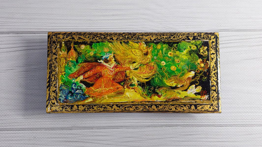 Vintage Hand Painted  Era Fedoskino Papier Mâché Lacquer Box.