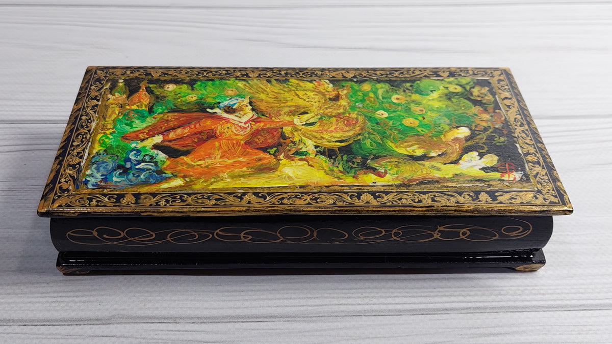 Vintage Hand Painted  Era Fedoskino Papier Mâché Lacquer Box.