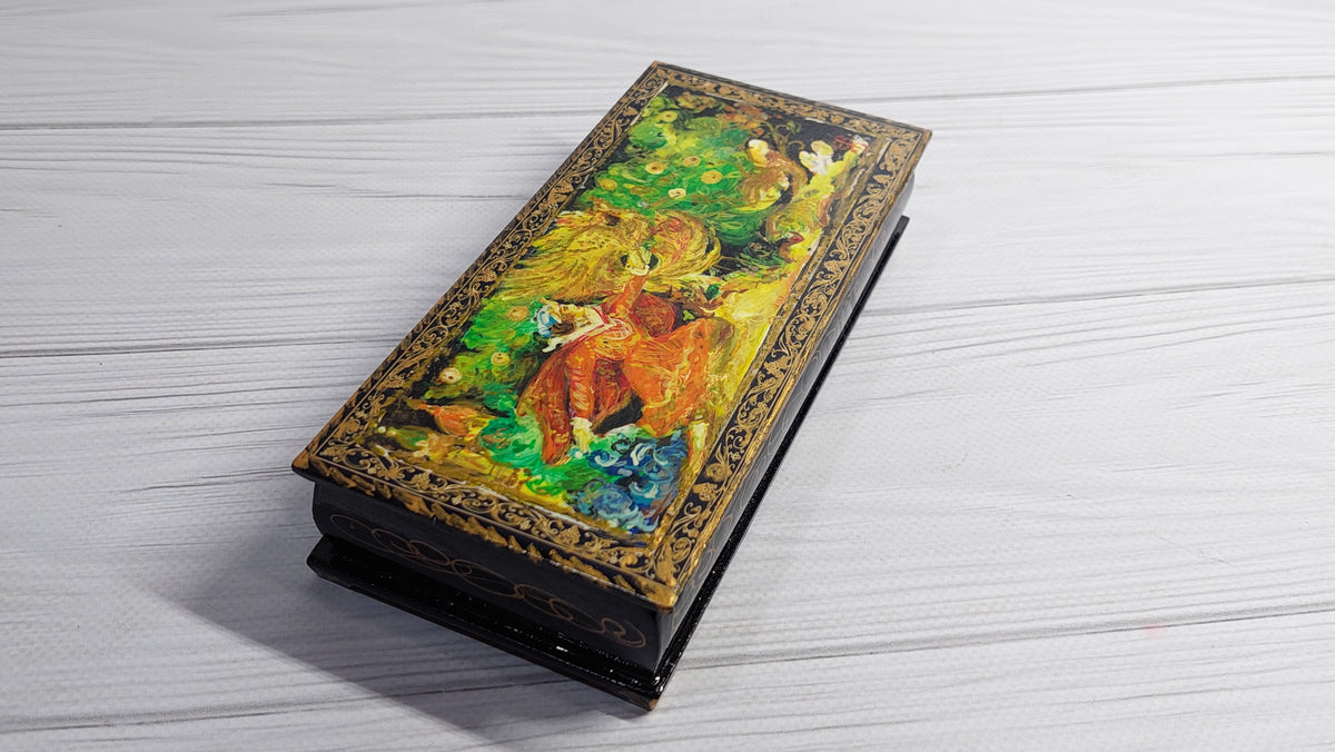 Vintage Hand Painted  Era Fedoskino Papier Mâché Lacquer Box.