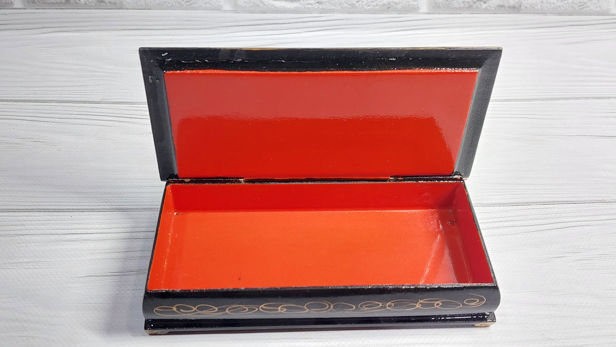 Vintage Hand Painted  Era Fedoskino Papier Mâché Lacquer Box.