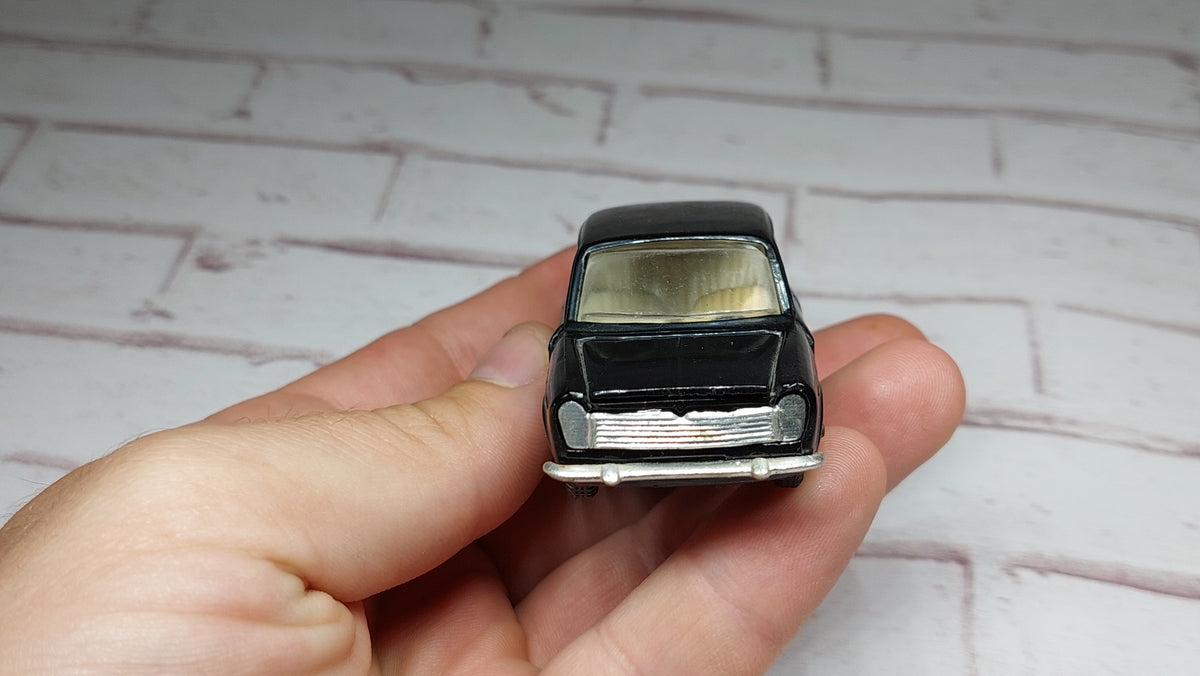 Collectible car 1/43 1970s innocenti morris im3