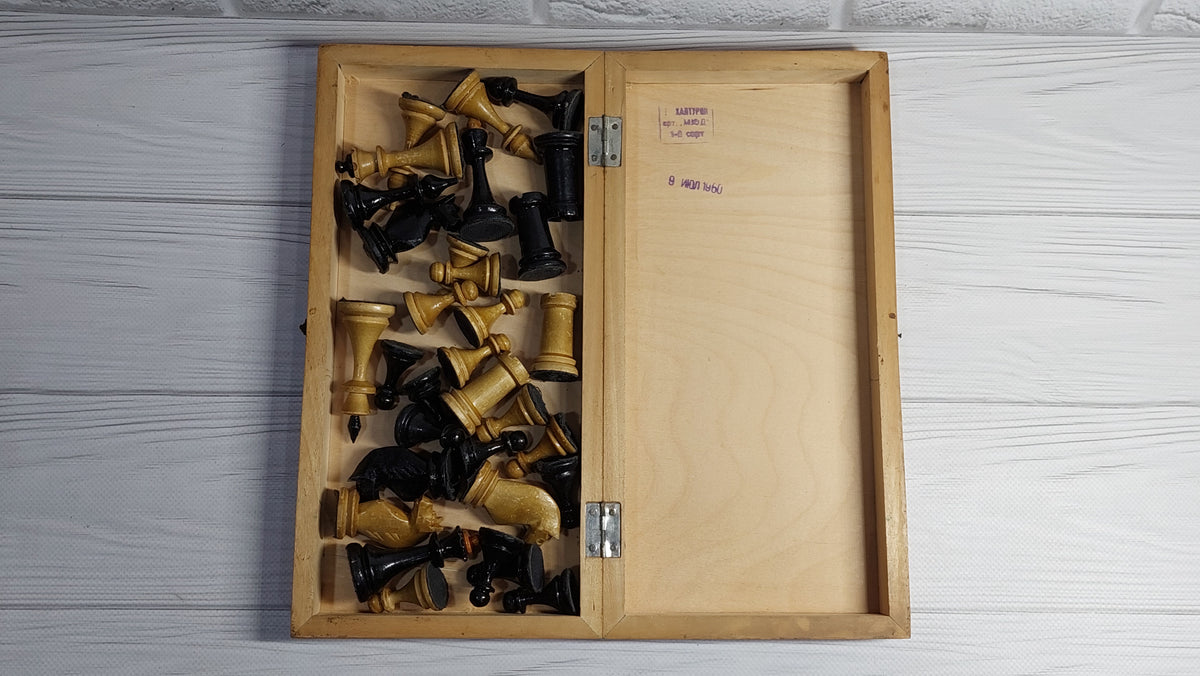 Beautiful authentic classic soviet wooden medium chess set, russian usa, vintage 1960