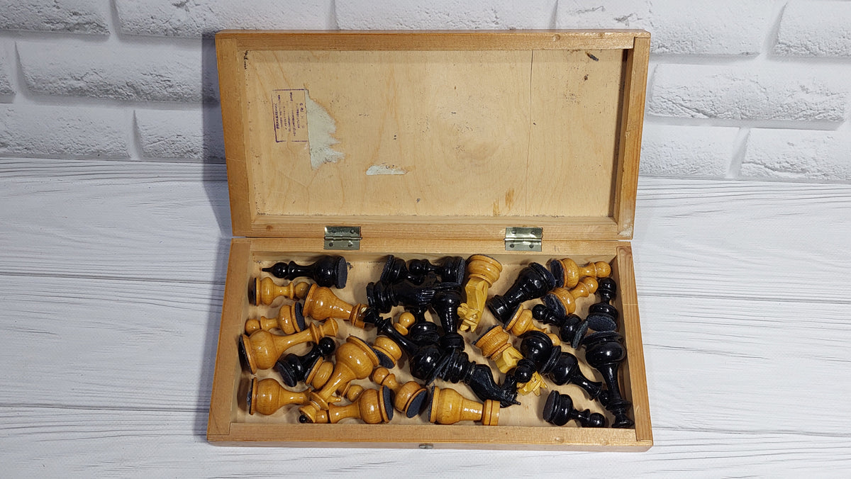 Beautiful authentic classic soviet wooden medium chess set, russian usa, vintage 1950.