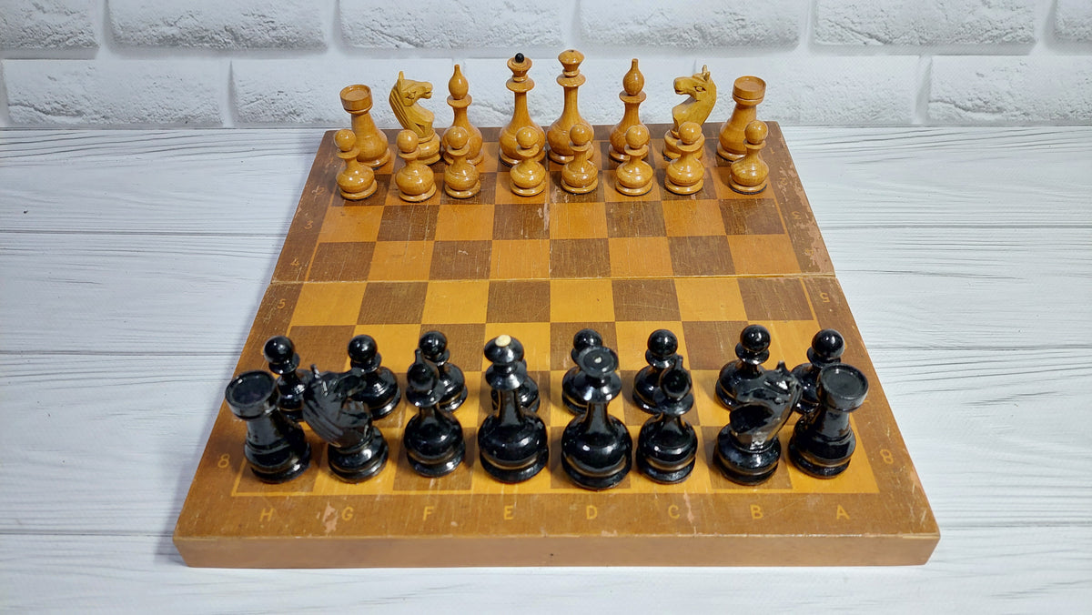 Beautiful authentic classic soviet wooden medium chess set, russian usa, vintage 1950.