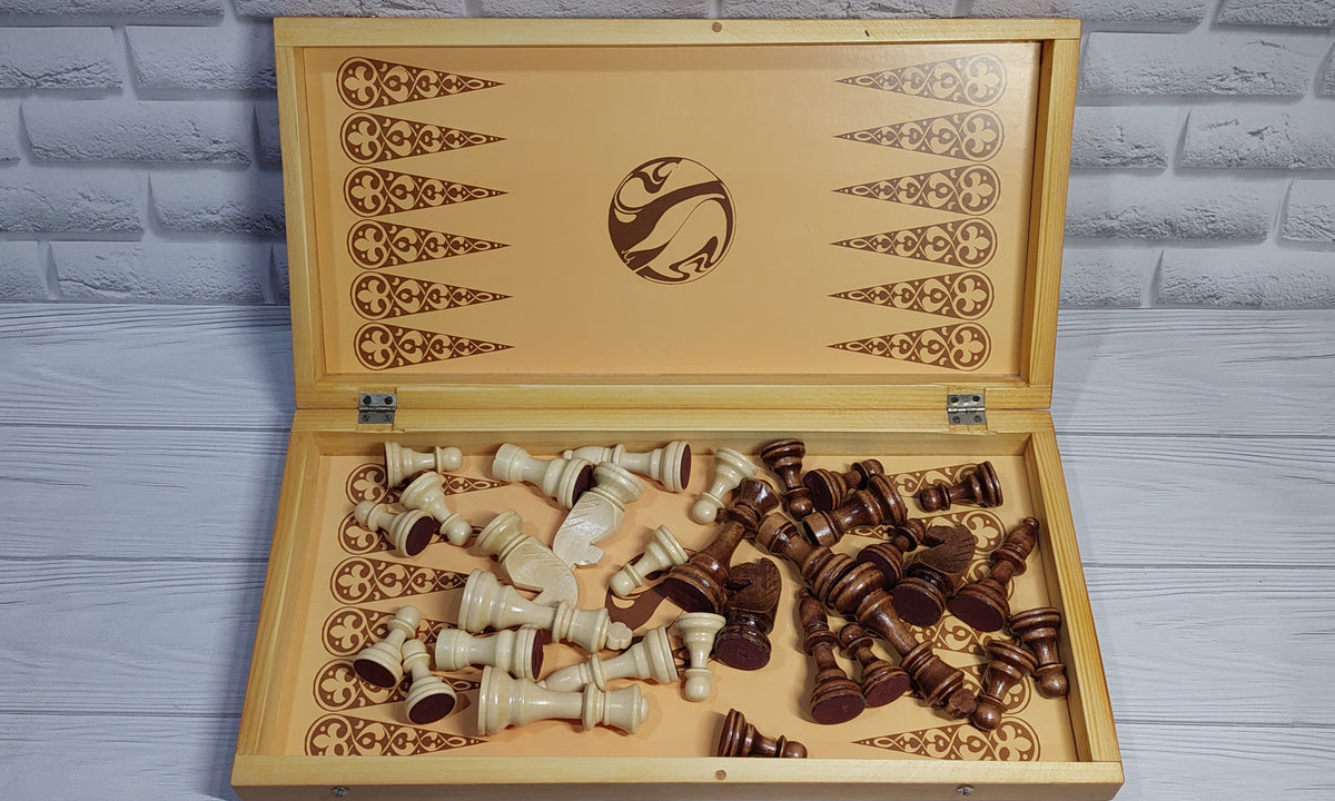 Wooden chess set from the 90s in very good condition. Large chess pieces. A great gift for men, chess lovers and collectors!