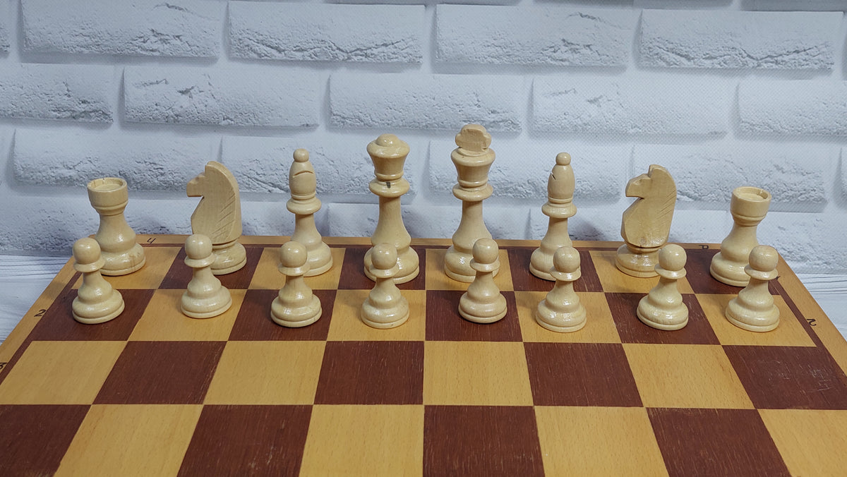 Wooden chess set from the 90s in very good condition. Large chess pieces. A great gift for men, chess lovers and collectors!