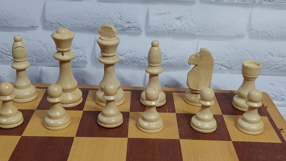 Wooden chess set from the 90s in very good condition. Large chess pieces. A great gift for men, chess lovers and collectors!