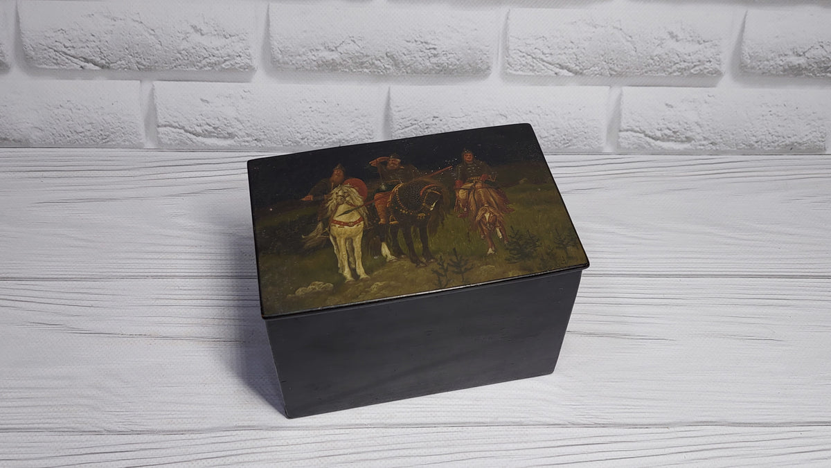 Vintage antique papier mache box three heroes with a picture Three heroes, the box is 100 years old