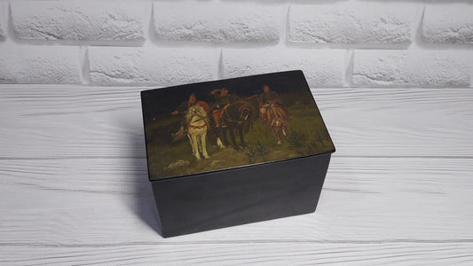 Vintage antique papier mache box three heroes with a picture Three heroes, the box is 100 years old