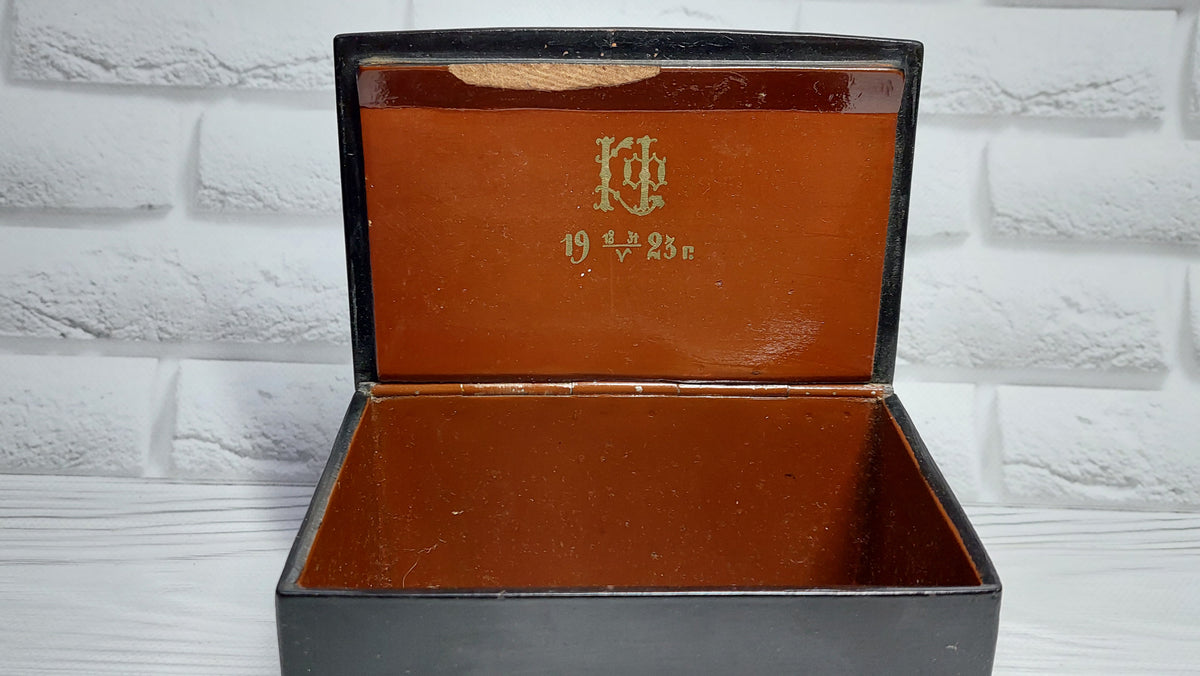 Vintage antique papier mache box three heroes with a picture Three heroes, the box is 100 years old