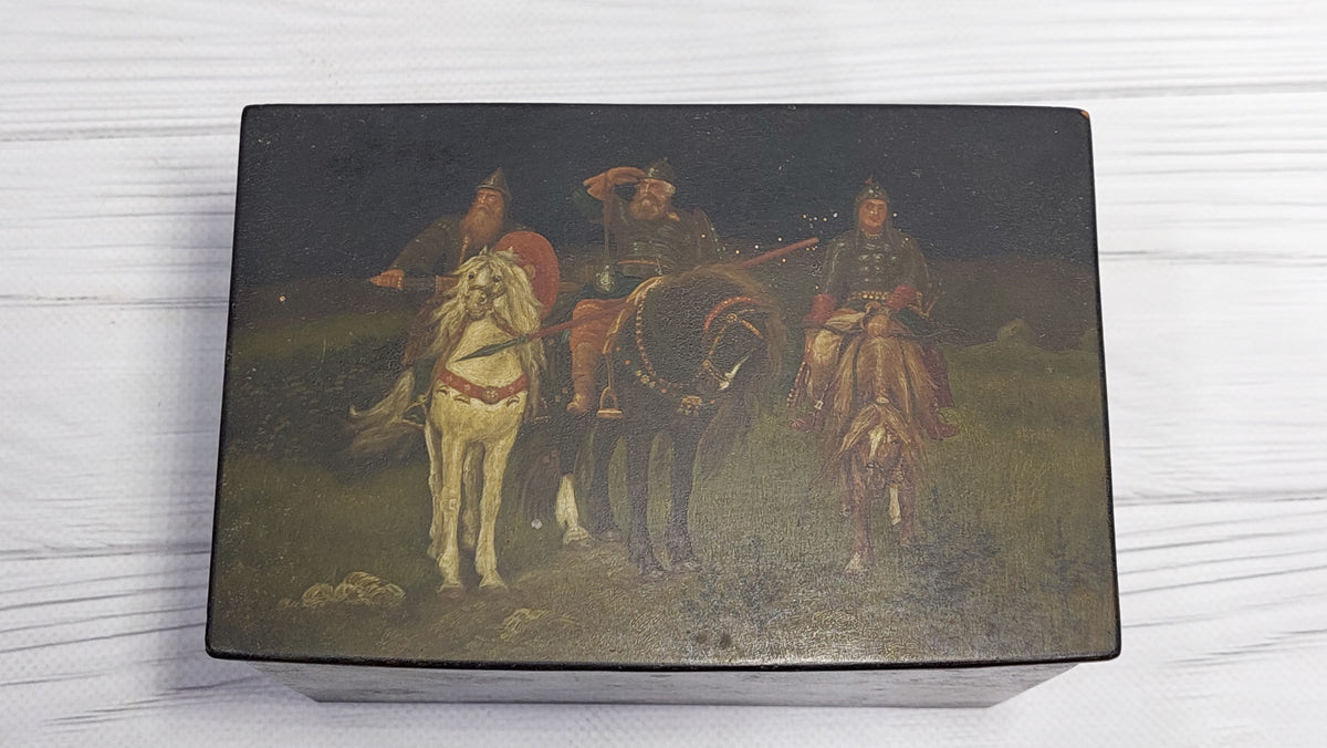 Vintage antique papier mache box three heroes with a picture Three heroes, the box is 100 years old