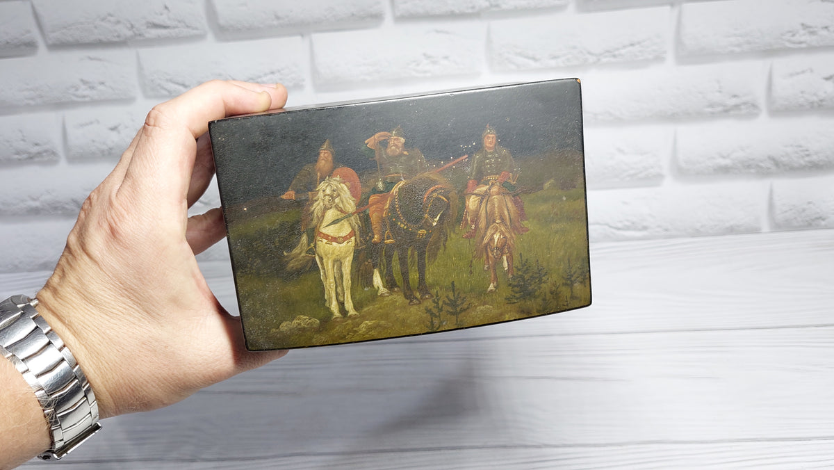 Vintage antique papier mache box three heroes with a picture Three heroes, the box is 100 years old