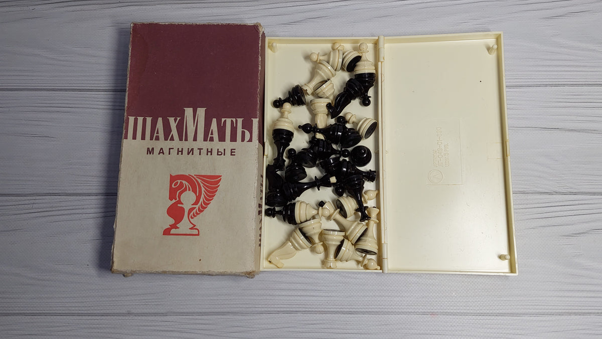 Soviet pocket magnetic chess set, 1970, in good condition. Very rare original chess set in a leatherette case!