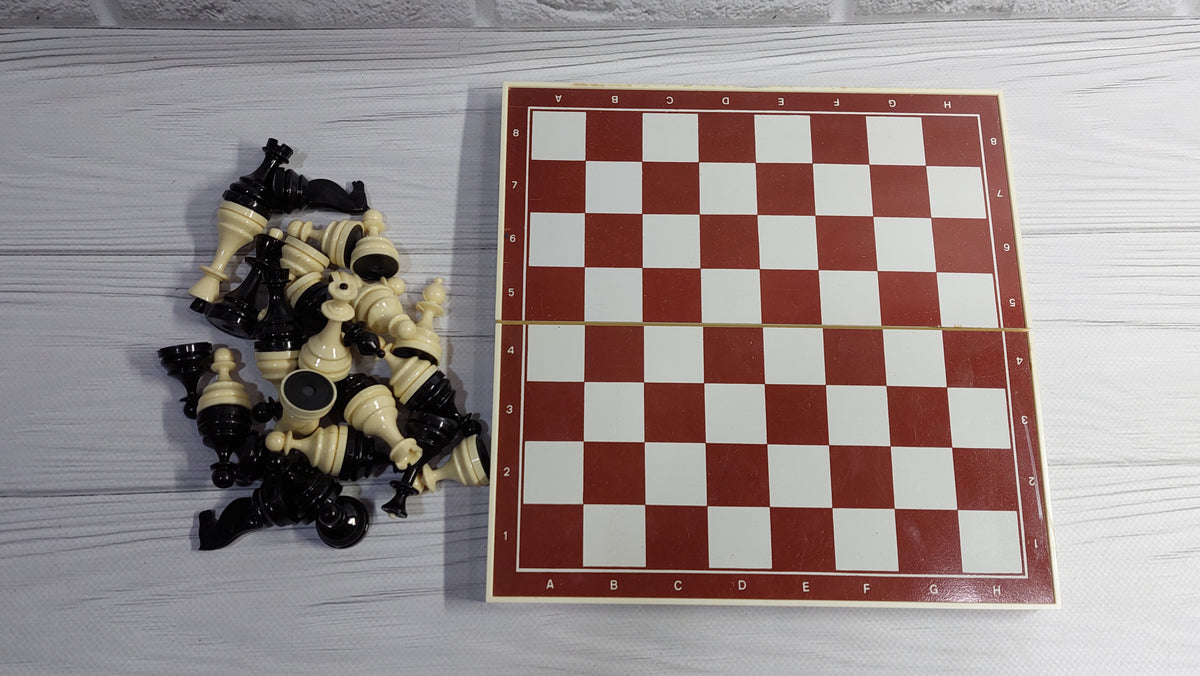 Soviet pocket magnetic chess set, 1970, in good condition. Very rare original chess set in a leatherette case!