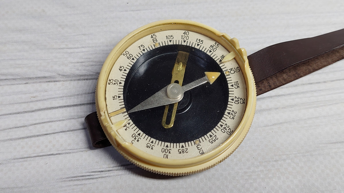 Selling a vintage Soviet military compass of Adrianov.