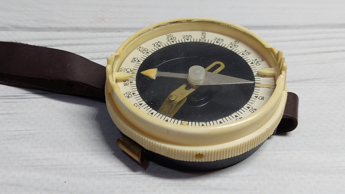 Selling a vintage Soviet military compass of Adrianov.