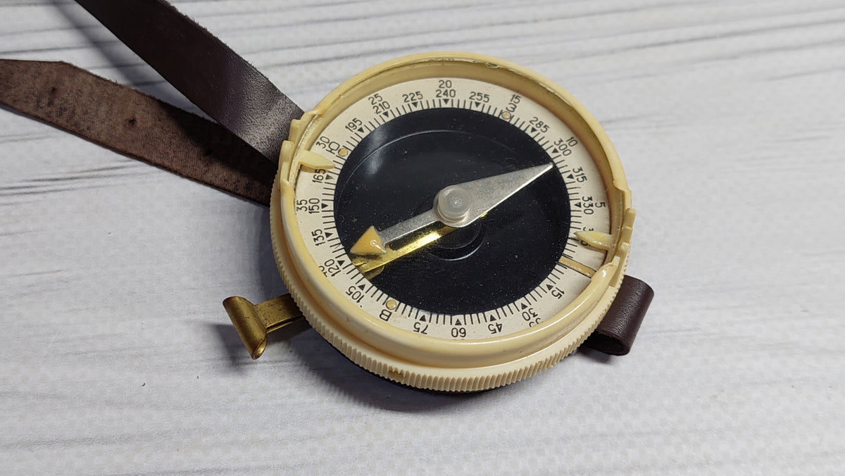 Selling a vintage Soviet military compass of Adrianov.