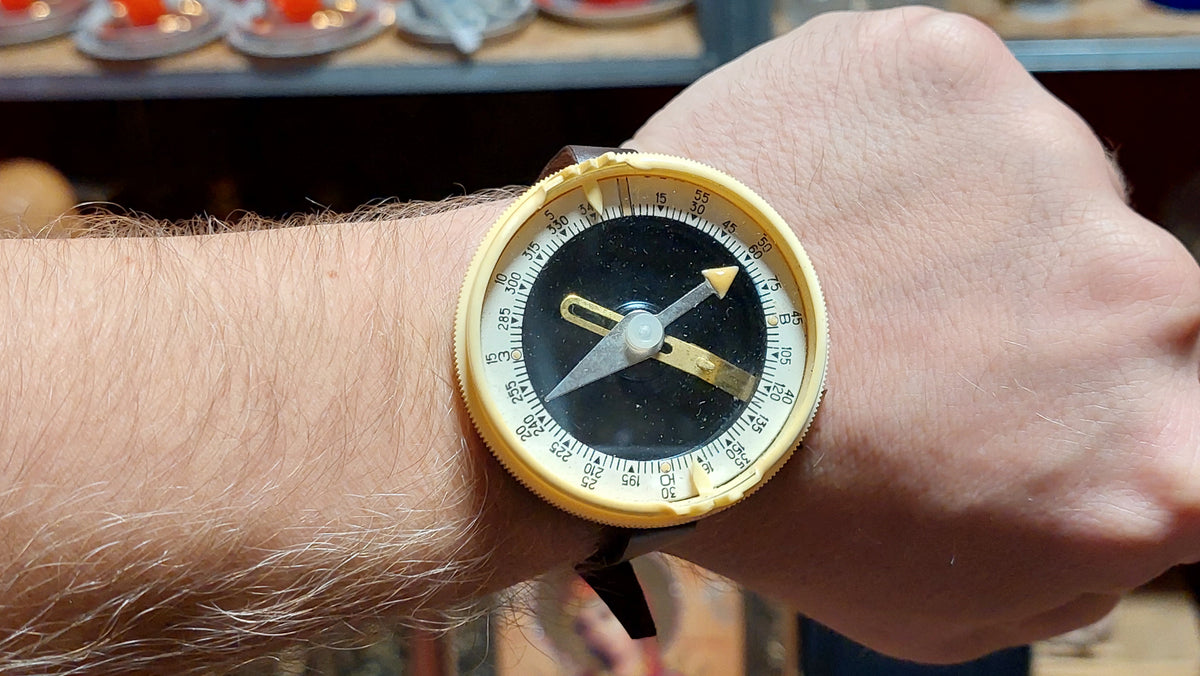 Selling a vintage Soviet military compass of Adrianov.