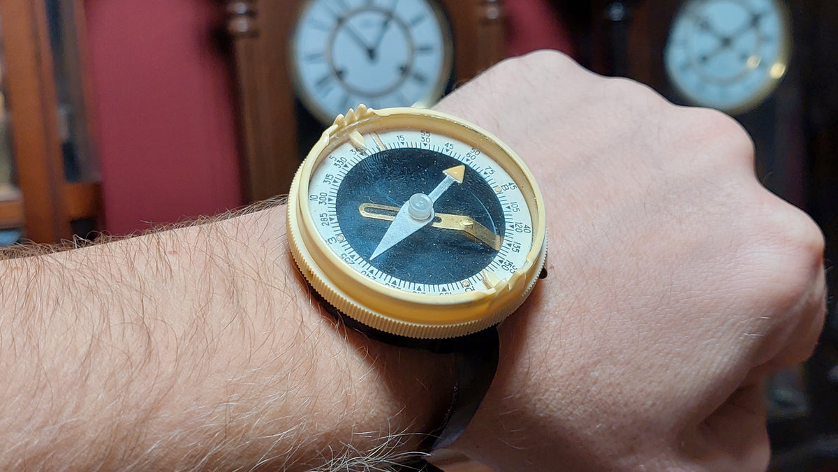 Selling a vintage Soviet military compass of Adrianov.
