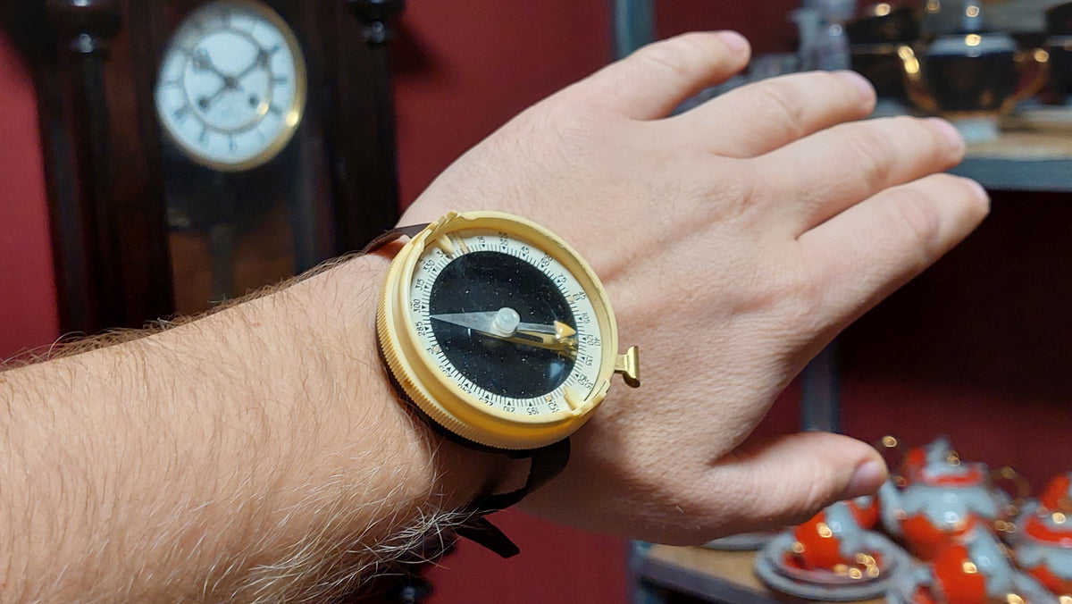 Selling a vintage Soviet military compass of Adrianov.