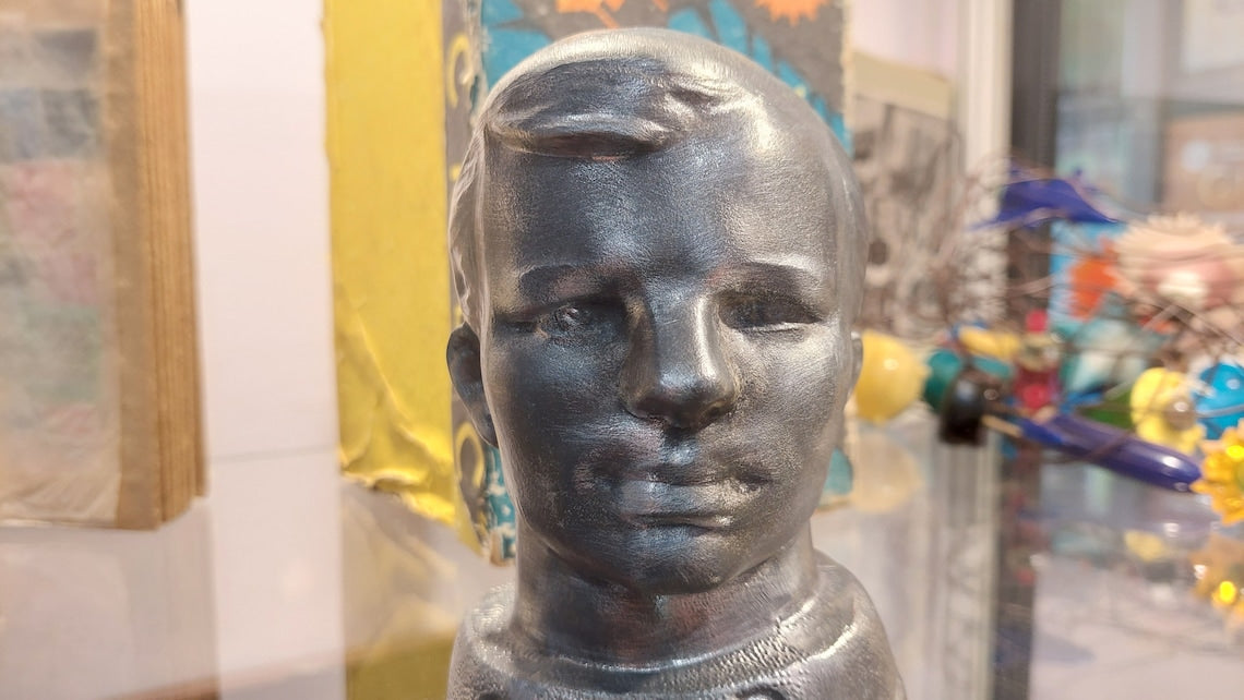 Antique bust of the world's first cosmonaut Yu.A. Gagarin. Yu.A. Gagarin. Statue of an astronaut. Space figurine. Antique souvenir. USSR