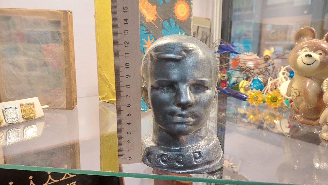 Antique bust of the world's first cosmonaut Yu.A. Gagarin. Yu.A. Gagarin. Statue of an astronaut. Space figurine. Antique souvenir. USSR
