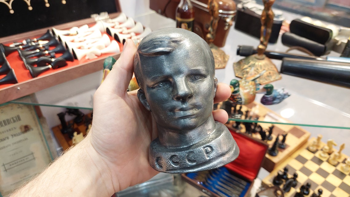 Antique bust of the world's first cosmonaut Yu.A. Gagarin. Yu.A. Gagarin. Statue of an astronaut. Space figurine. Antique souvenir. USSR
