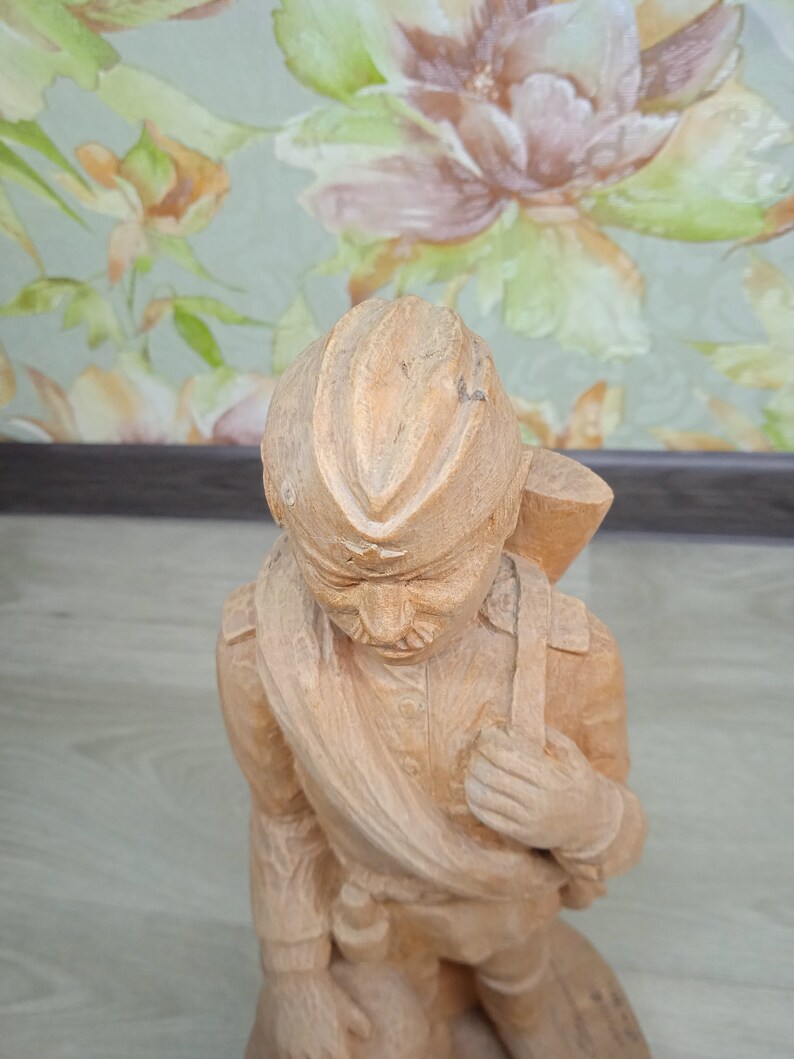 figurine wooden soldier returned home