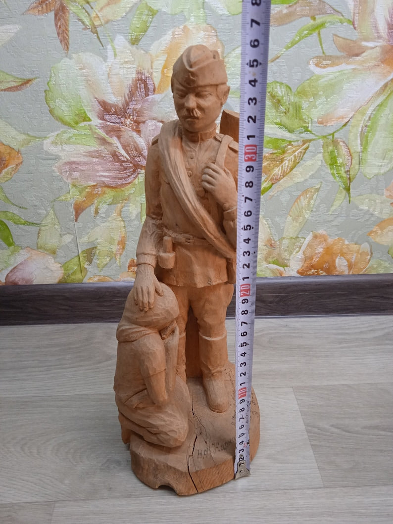 figurine wooden soldier returned home