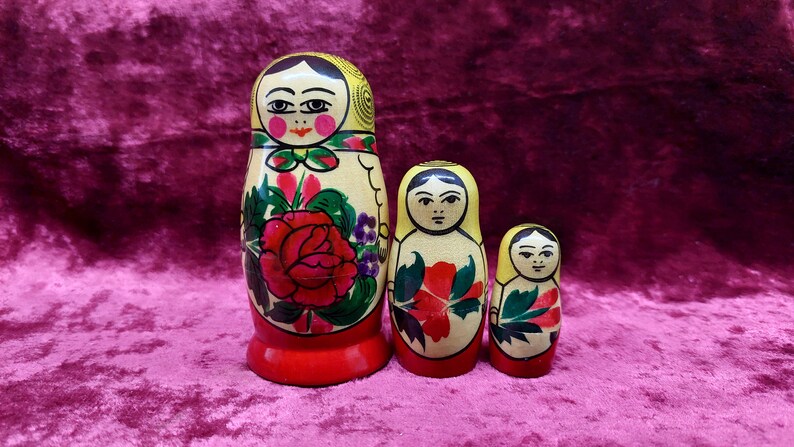 Russian Matryoshka/Baboeshka - 1990 - wood - hand painted - made in USSR