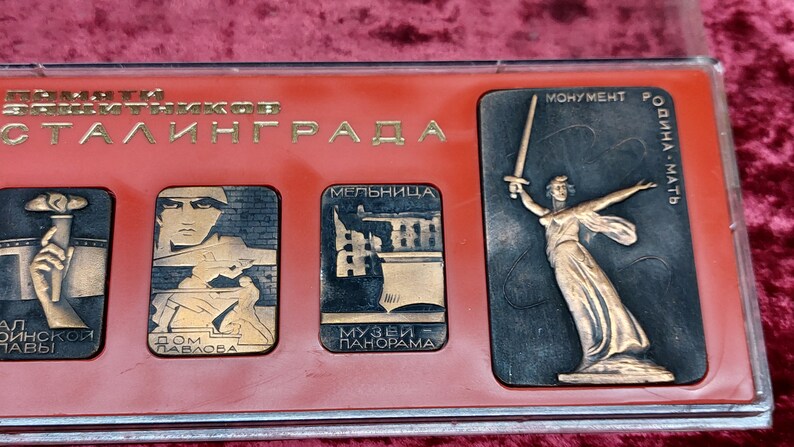 Rare Post World War II Soviet Soviet CCCP Table Set Stalingrad Medal Badge