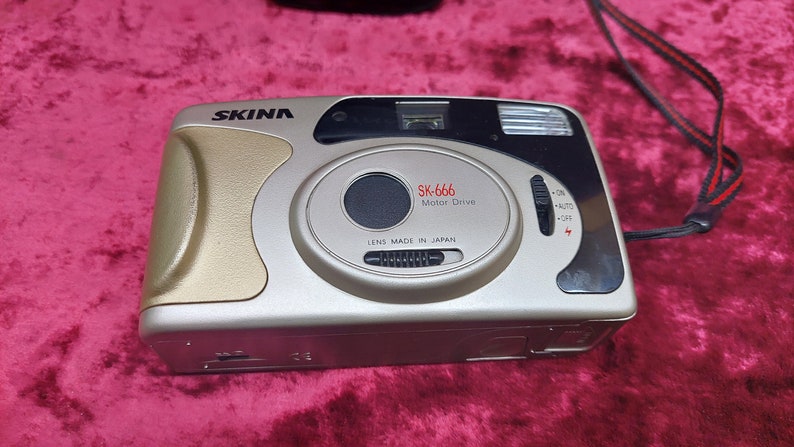 Film camera Skina SK-666. Skina film camera. Point and take a picture of the camera. Working film camera.
