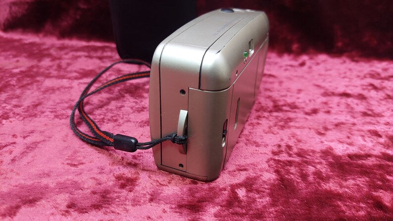 Film camera Skina SK-666. Skina film camera. Point and take a picture of the camera. Working film camera.