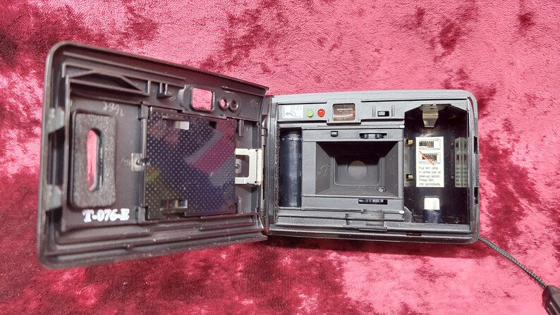 Vintage 35mm Polaroid 2000FF film compact camera, point and shoot camera