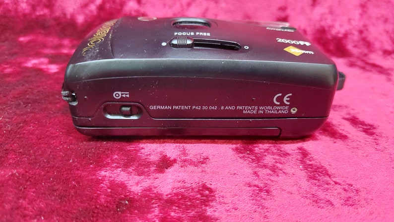 Vintage 35mm Polaroid 2000FF film compact camera, point and shoot camera