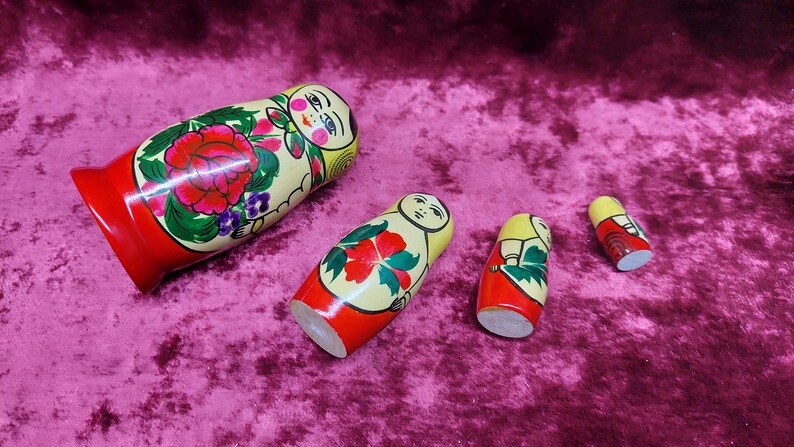 Russian Matryoshka/Baboeshka - 1990 - wood - hand painted - made in USSR