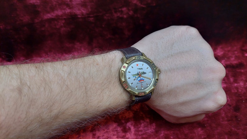 Trophy watch (occupant) VOSTOK command watch Flag of Russia Navy Red Star with calendar / WOSTOK watch military equipment Chistopol /
