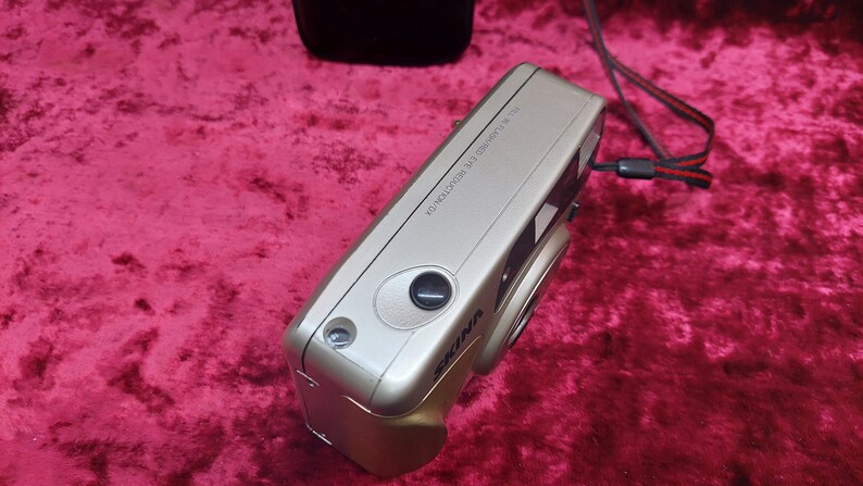 Film camera Skina SK-666. Skina film camera. Point and take a picture of the camera. Working film camera.