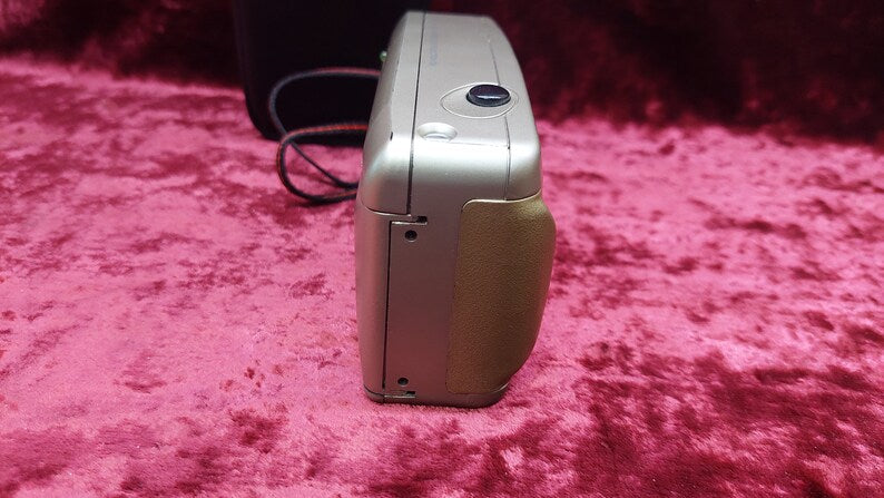 Film camera Skina SK-666. Skina film camera. Point and take a picture of the camera. Working film camera.